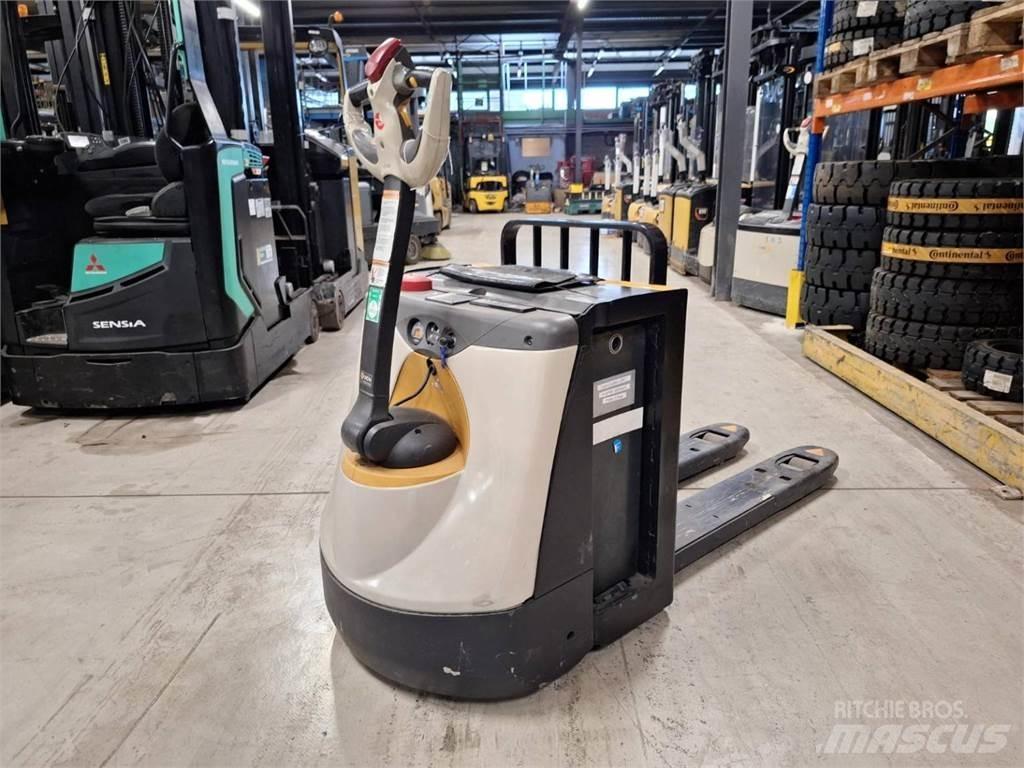 Crown WP3080 Ručne vedené vysokozdvižné vozíky