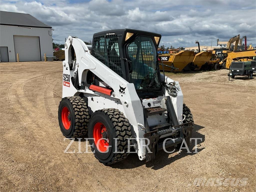 Bobcat S250 Šmykom riadené nakladače