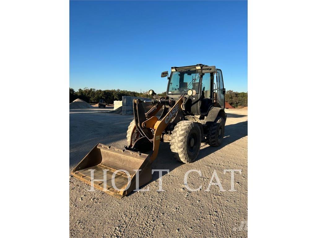 CASE 321F Kolesové nakladače