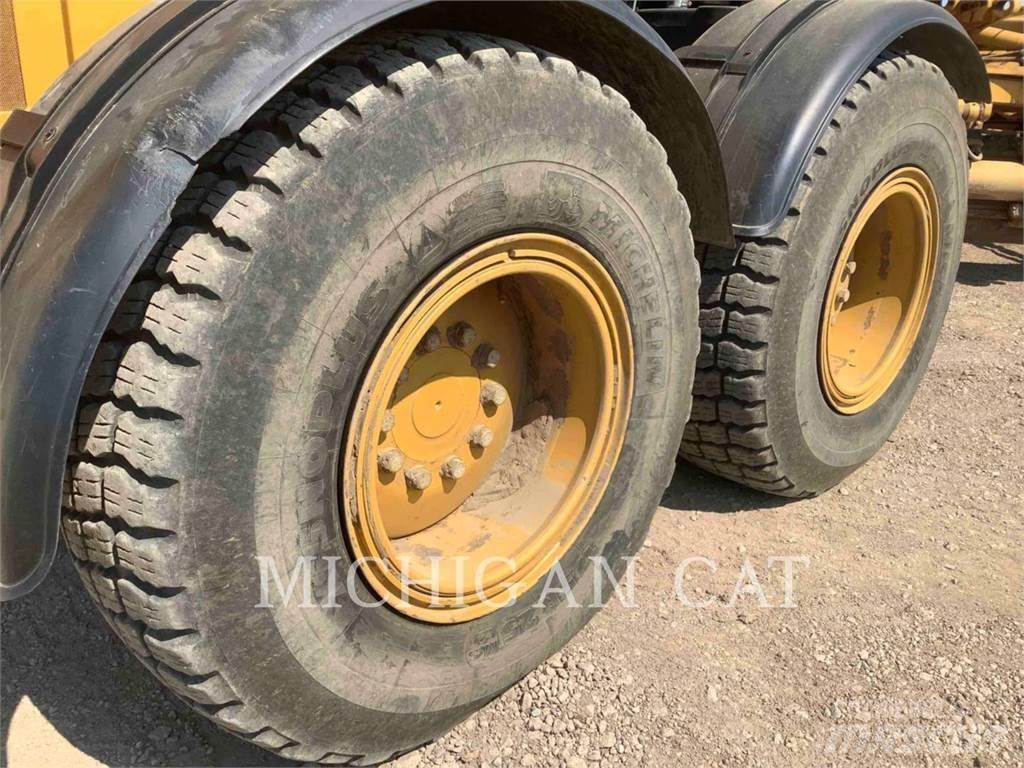 CAT 140M2 AWD Grejdery