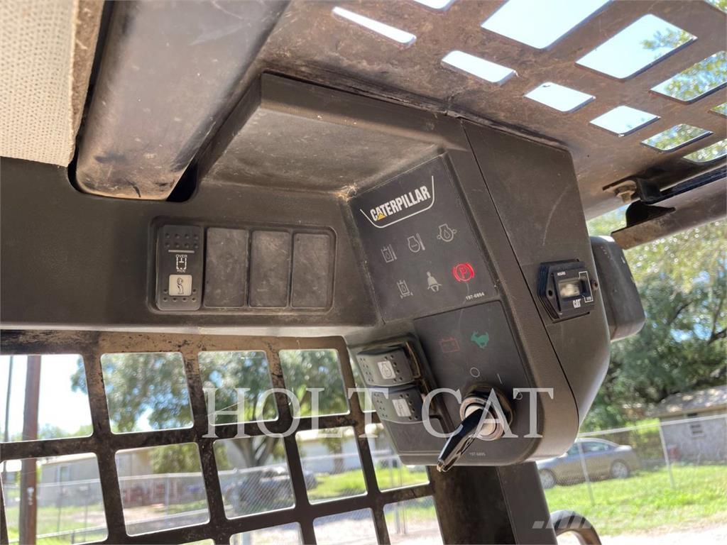 CAT 216 Šmykom riadené nakladače