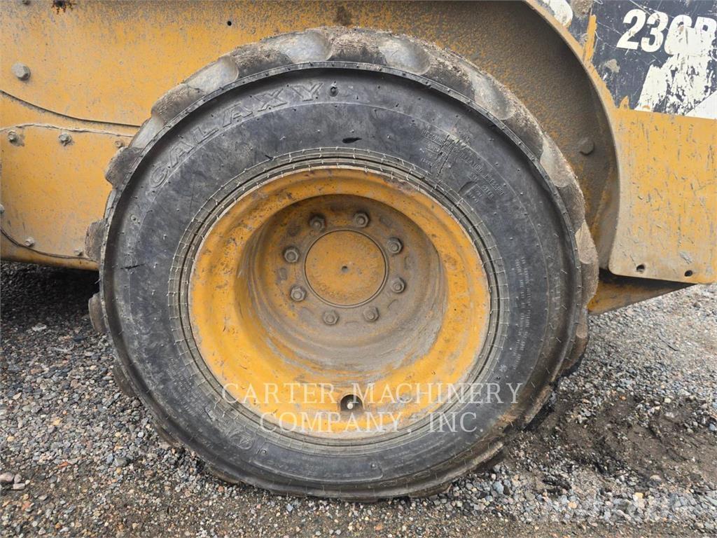 CAT 236 B SERIES 3 Šmykom riadené nakladače