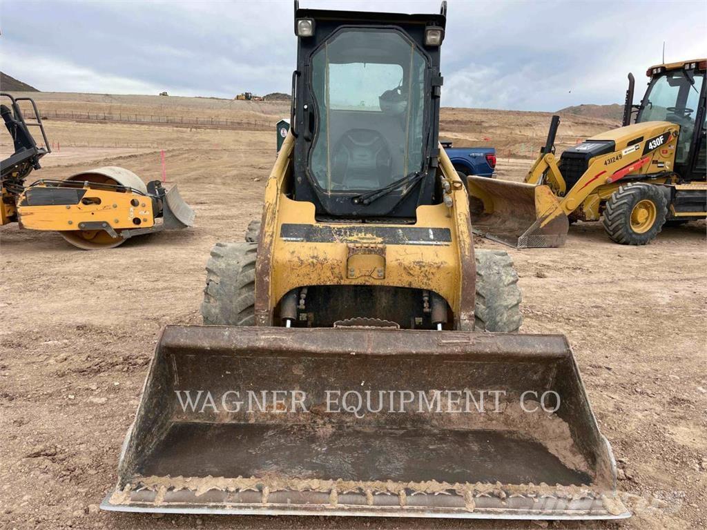 CAT 236B Šmykom riadené nakladače