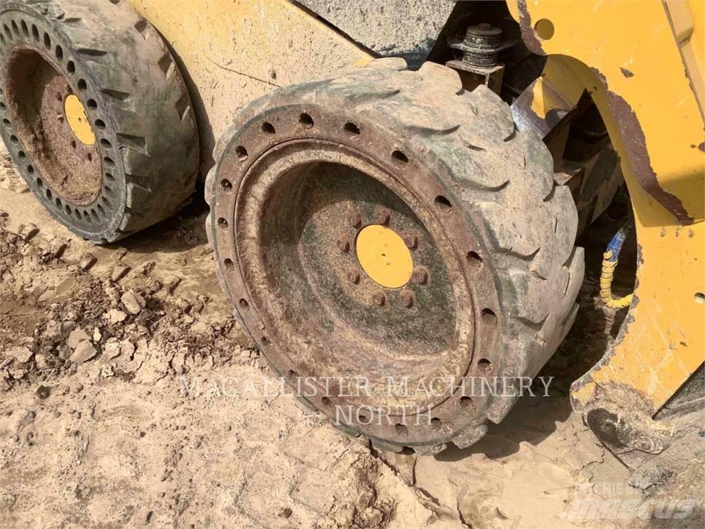 CAT 236D CQ Šmykom riadené nakladače