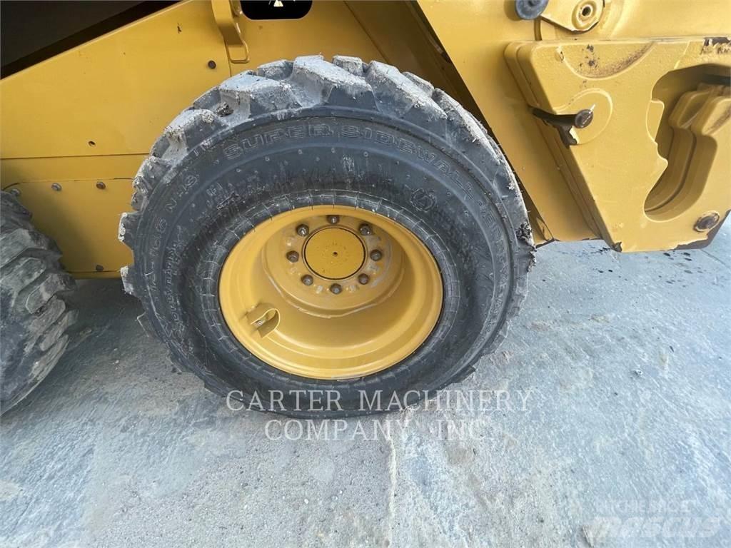 CAT 236D3 Šmykom riadené nakladače