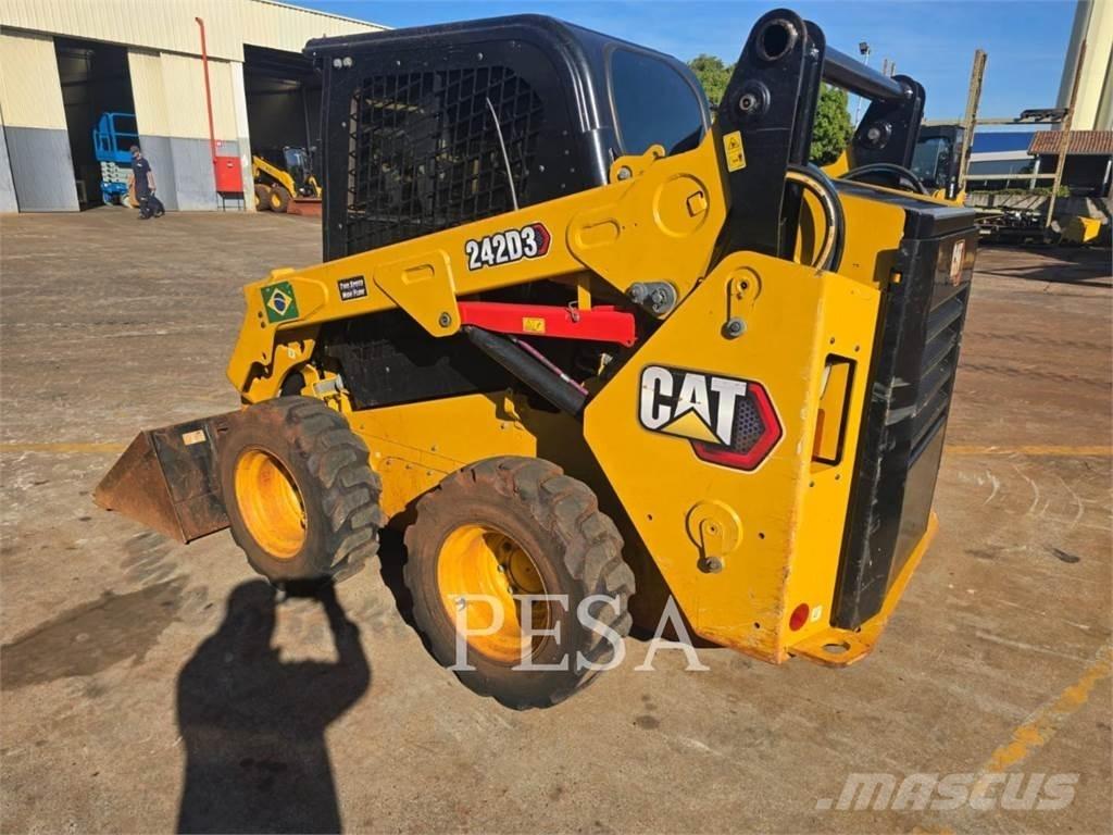 CAT 242 D Šmykom riadené nakladače