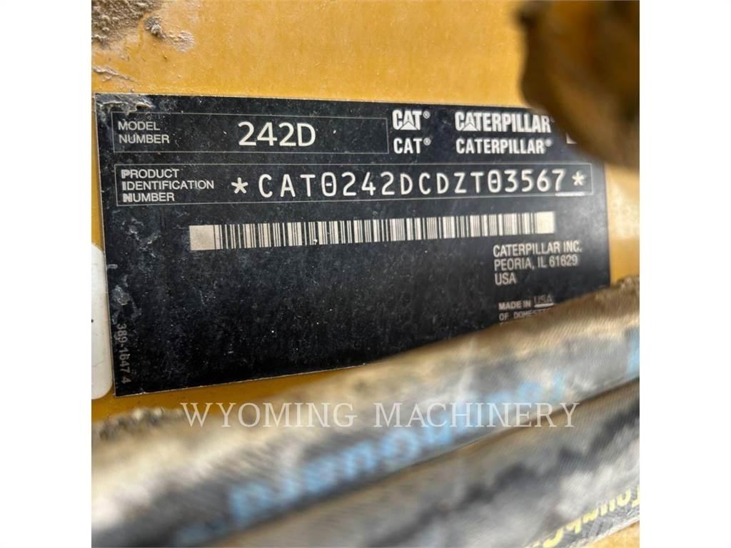 CAT 242D Šmykom riadené nakladače