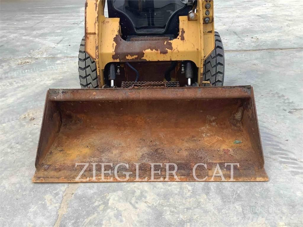 CAT 242D Šmykom riadené nakladače