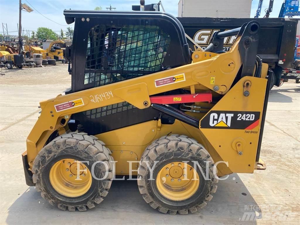 CAT 242D Šmykom riadené nakladače