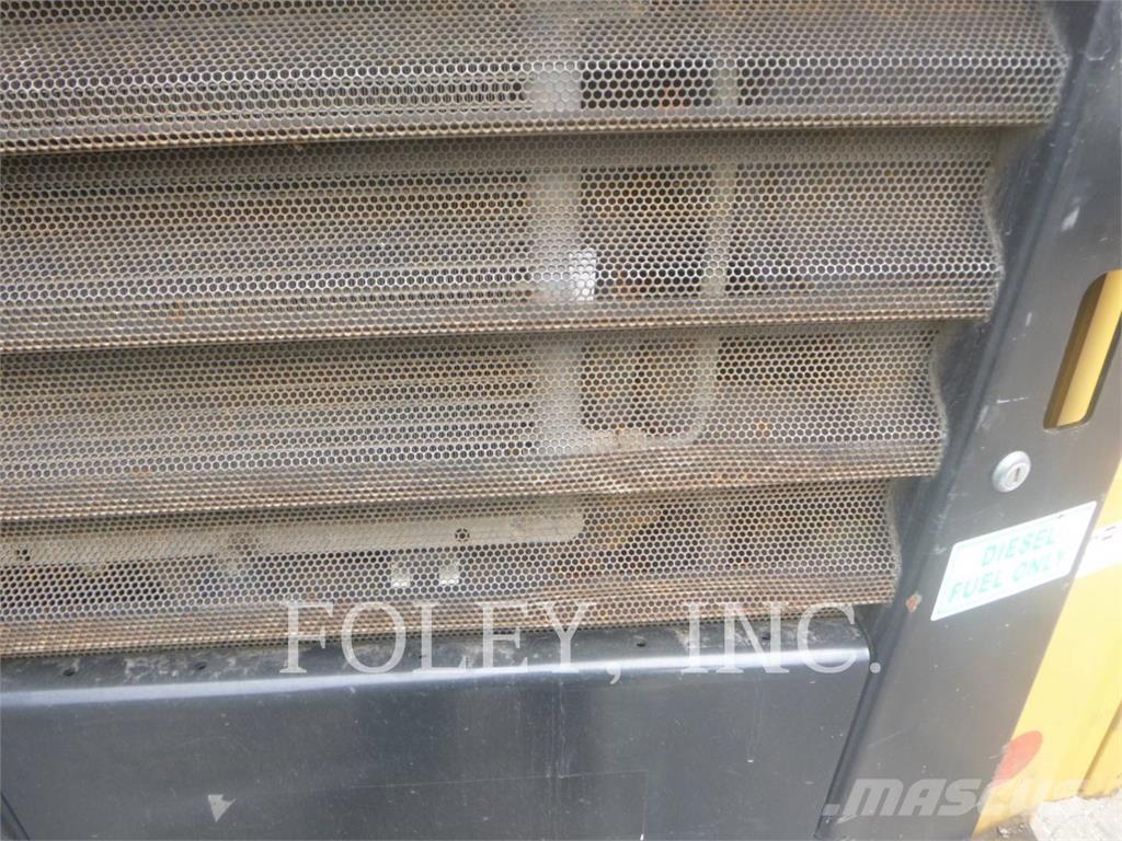 CAT 242D Šmykom riadené nakladače