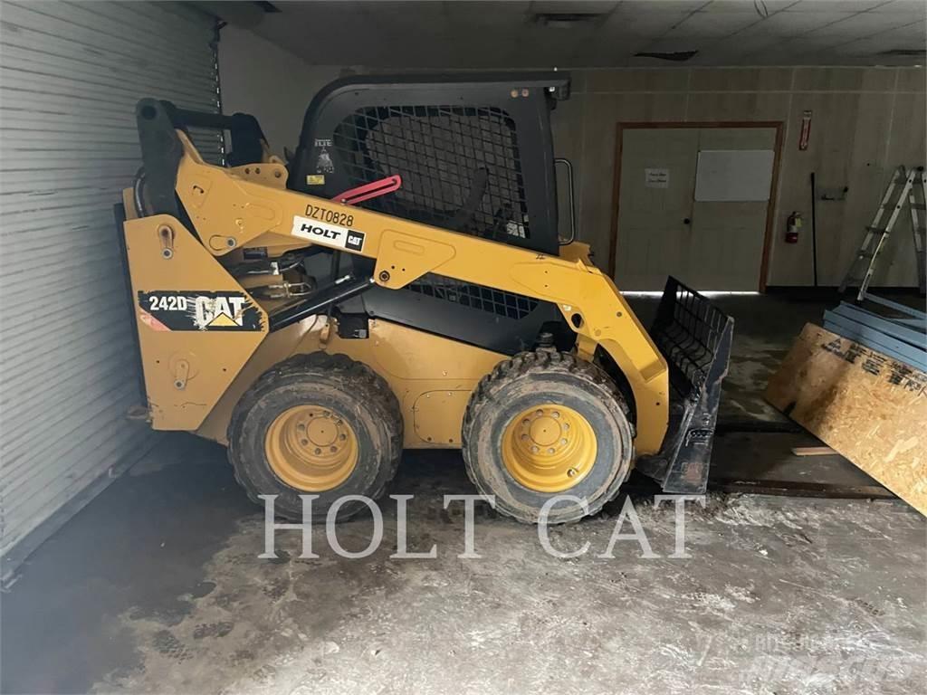 CAT 242D Šmykom riadené nakladače