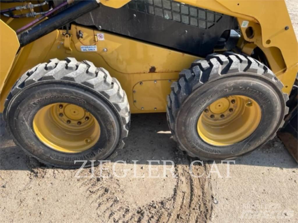 CAT 242D3 Šmykom riadené nakladače