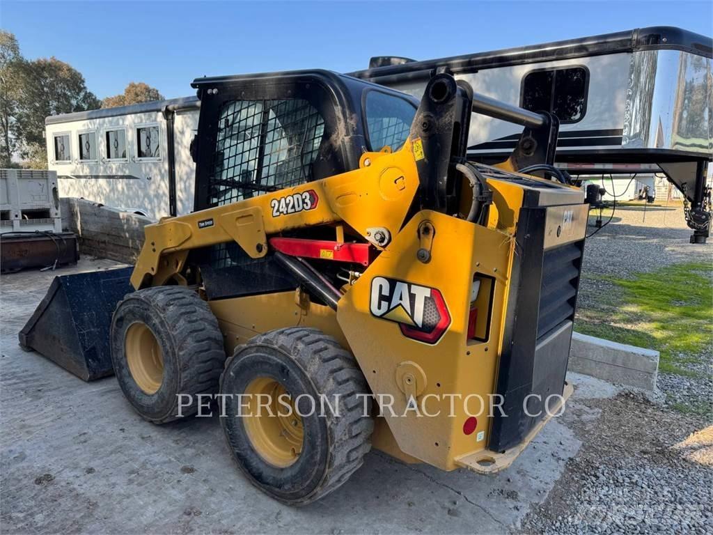 CAT 242D3 Šmykom riadené nakladače
