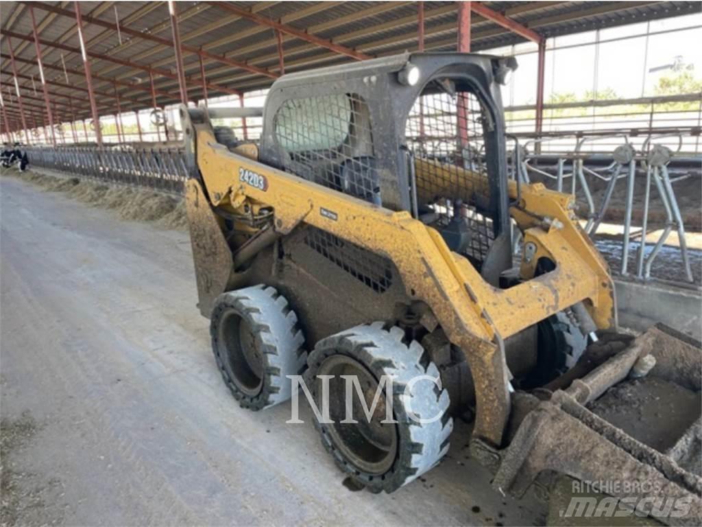 CAT 242D3 Šmykom riadené nakladače