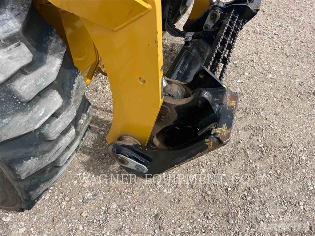 CAT 242D3 Šmykom riadené nakladače