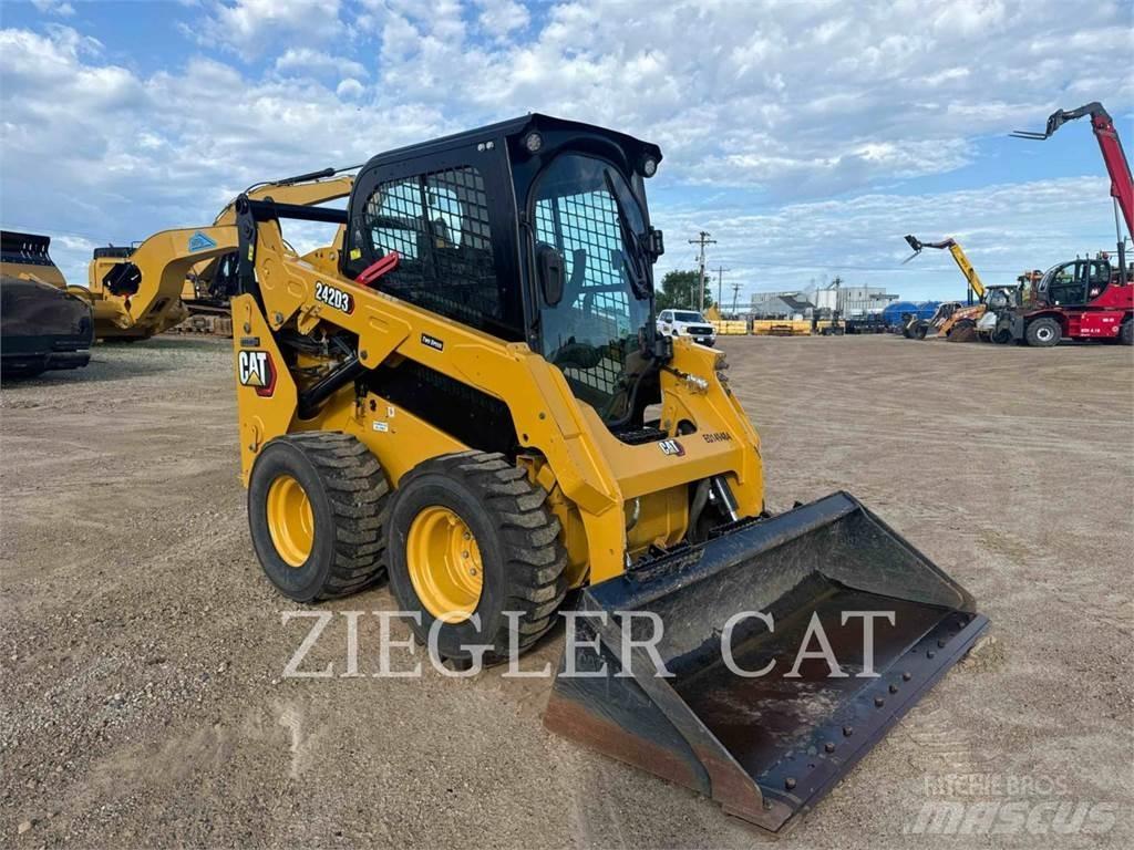 CAT 242D3 Šmykom riadené nakladače