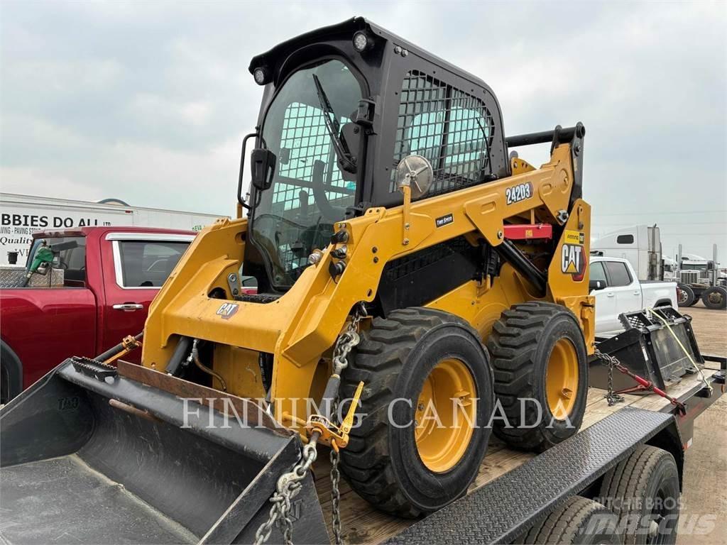 CAT 242D3 Šmykom riadené nakladače