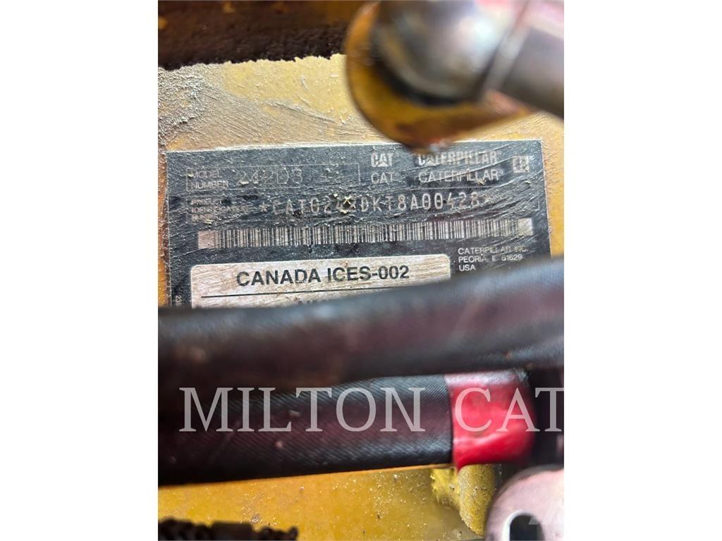 CAT 242D3 Šmykom riadené nakladače