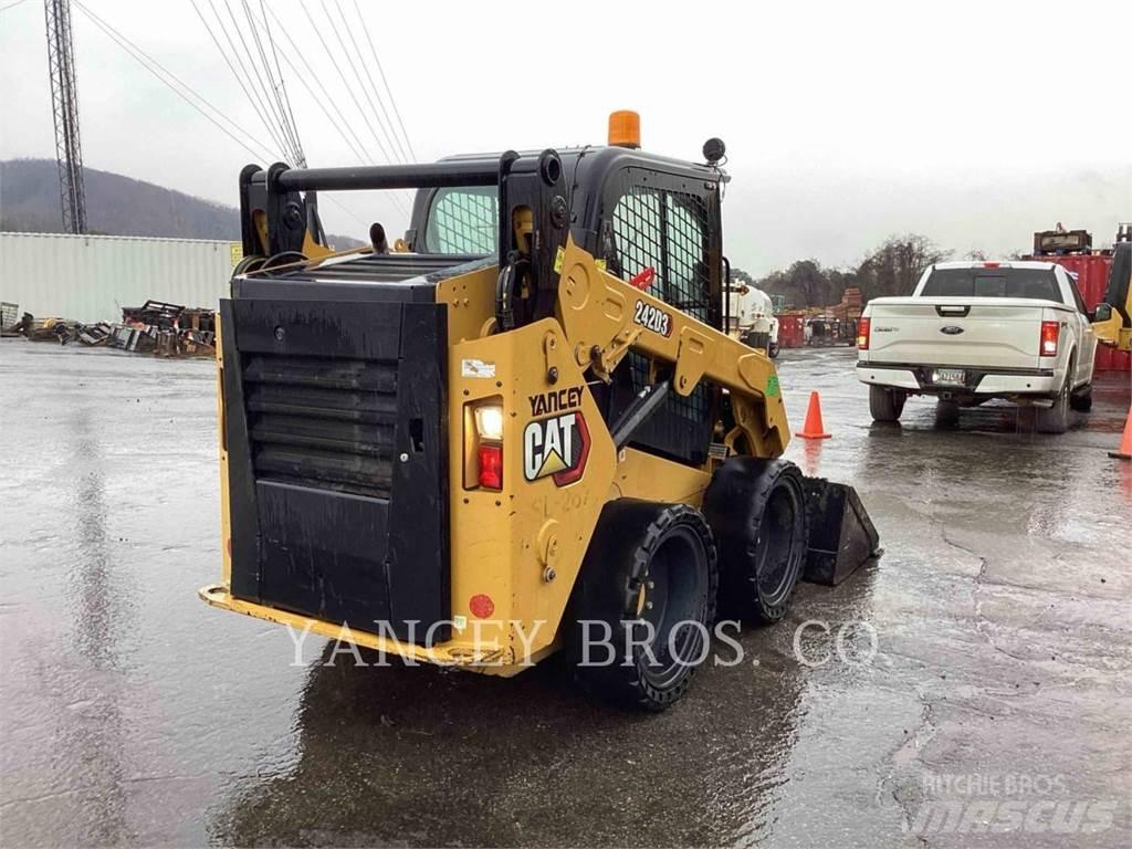 CAT 242D3 AC Šmykom riadené nakladače