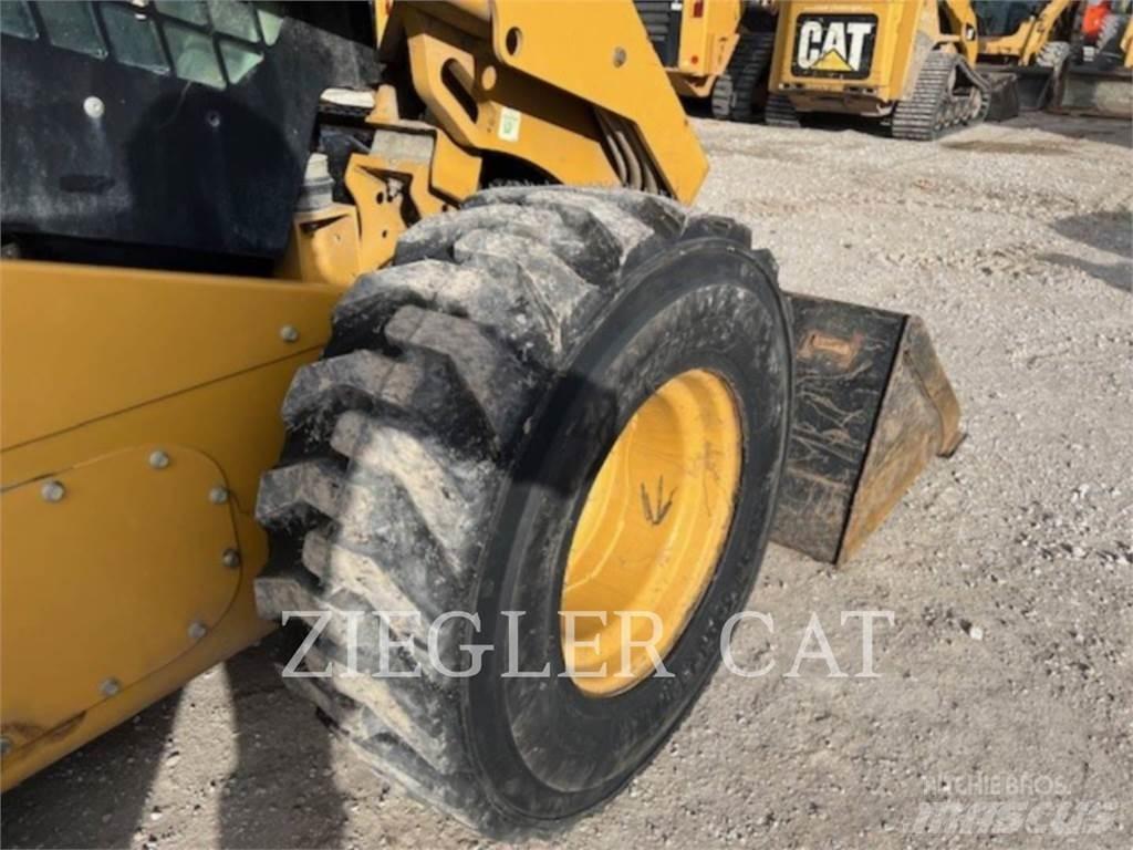 CAT 272D2 Šmykom riadené nakladače