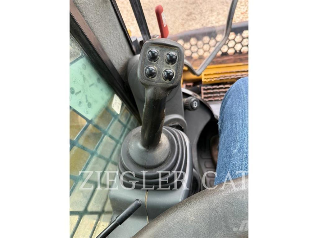 CAT 272D2 Šmykom riadené nakladače