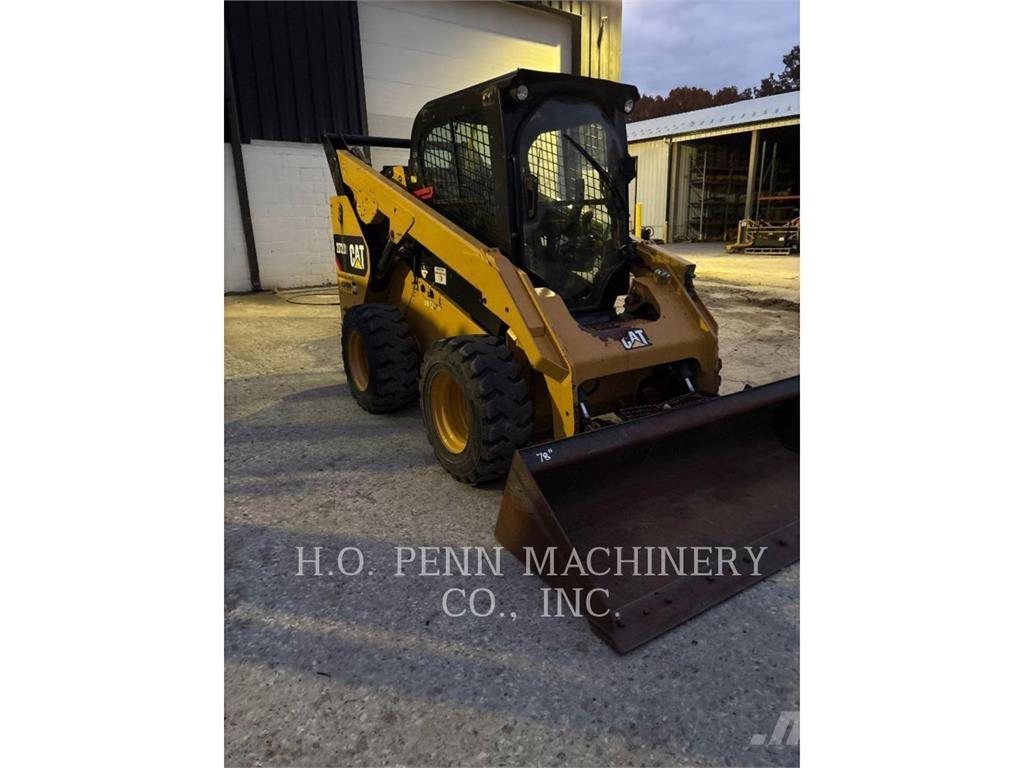 CAT 272D2 Šmykom riadené nakladače