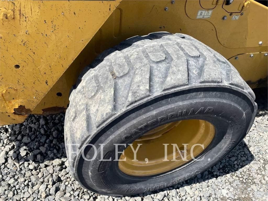CAT 272D2XHP Šmykom riadené nakladače