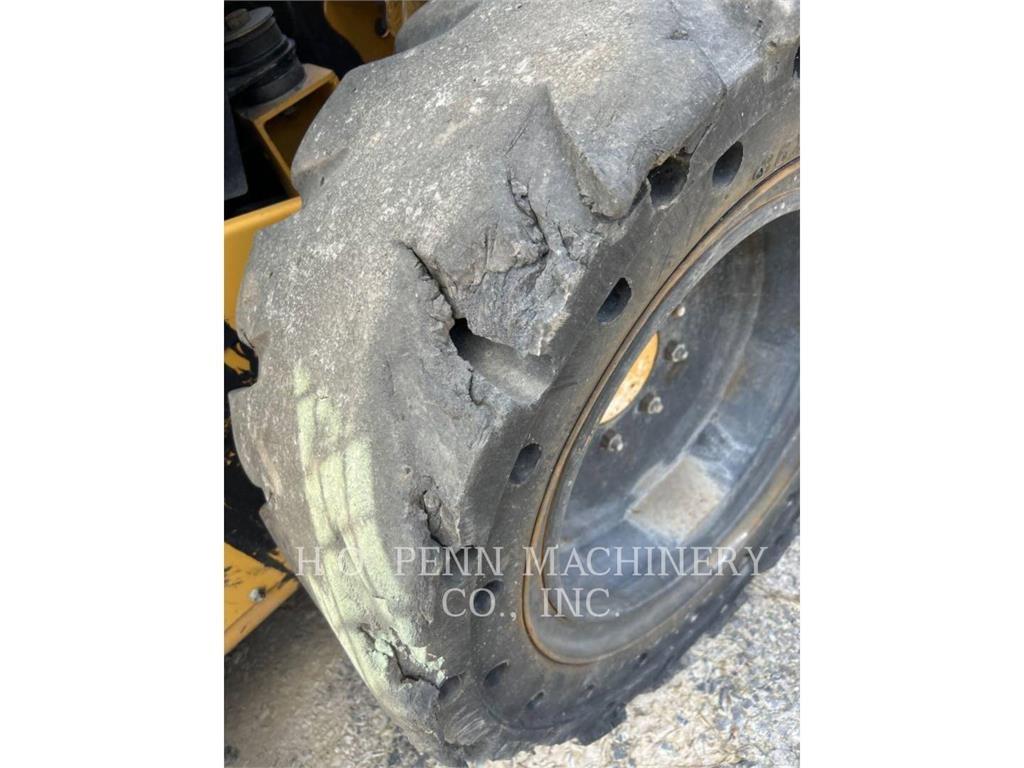 CAT 272D2XHP Šmykom riadené nakladače