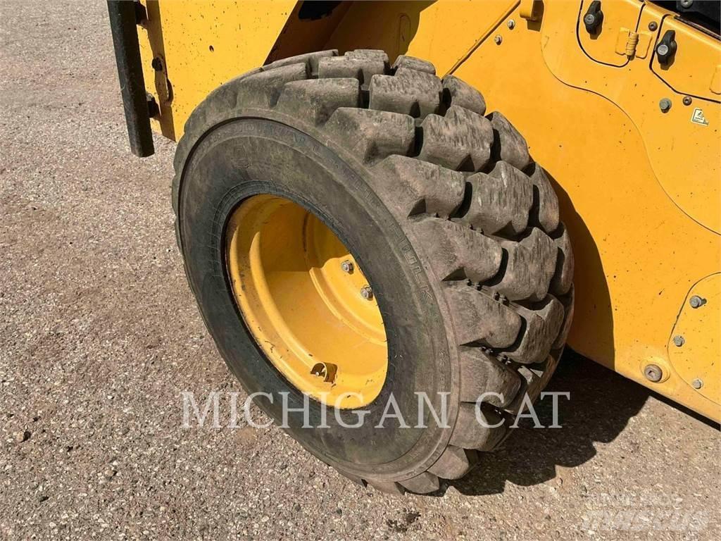 CAT 272D2XHP AQ Šmykom riadené nakladače