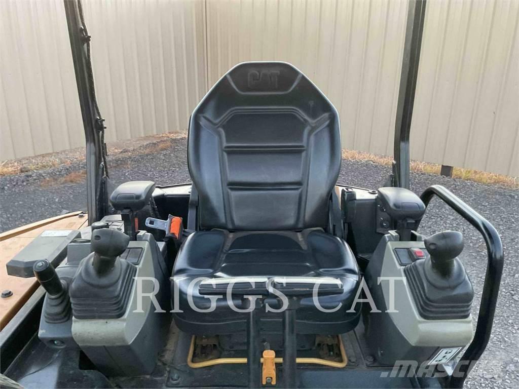 CAT 302.7 Pásové rýpadlá