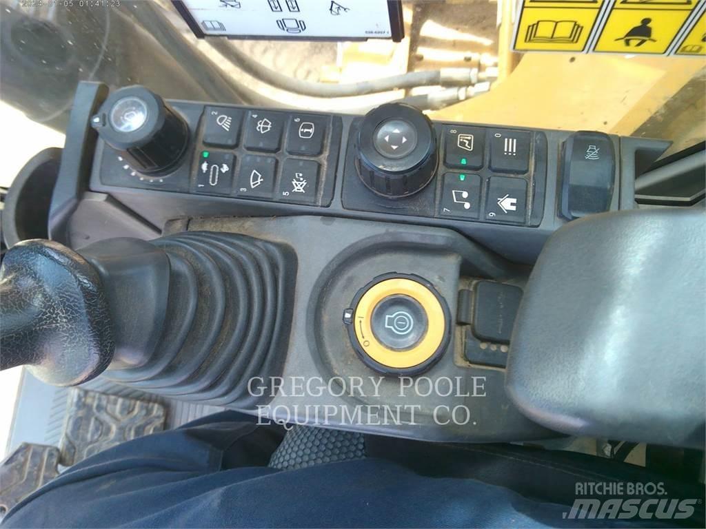 CAT 33007 Pásové rýpadlá