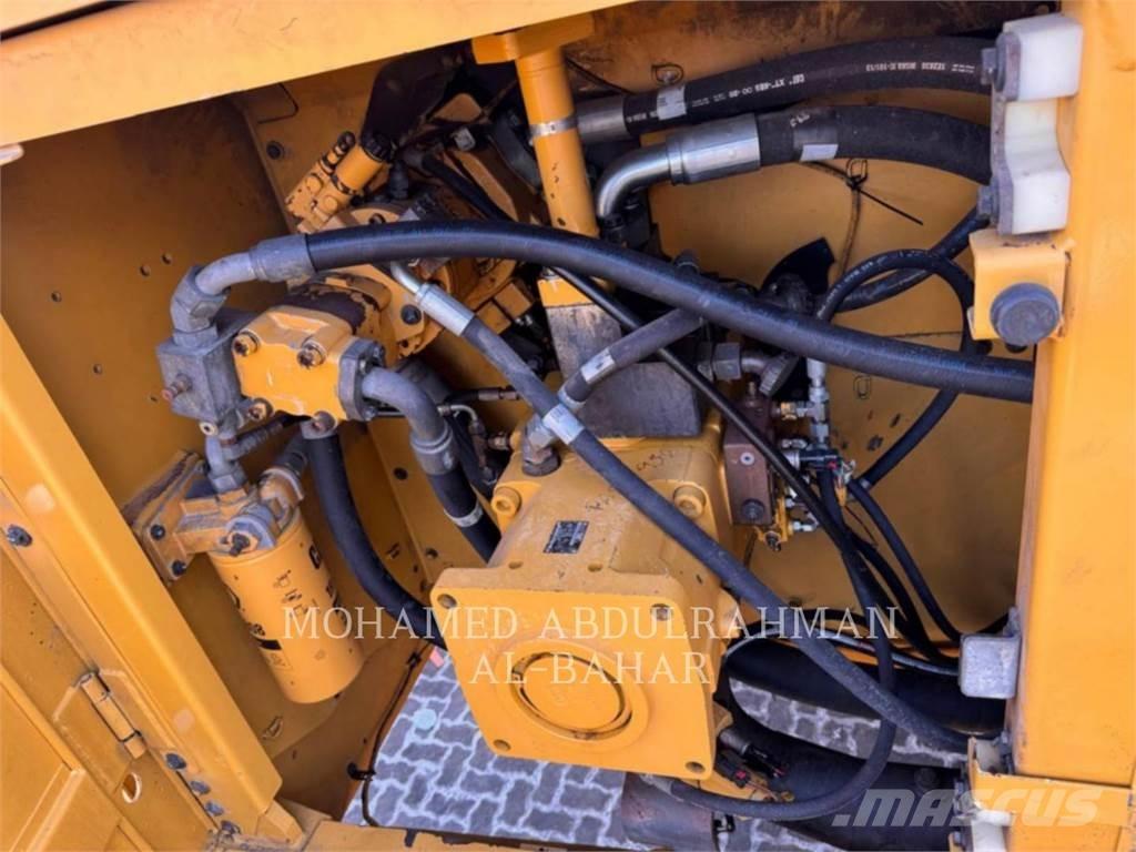 CAT 374D L Pásové rýpadlá