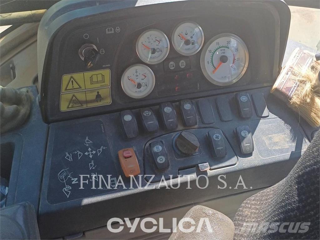 CAT 432F Rýpadlo-nakladače