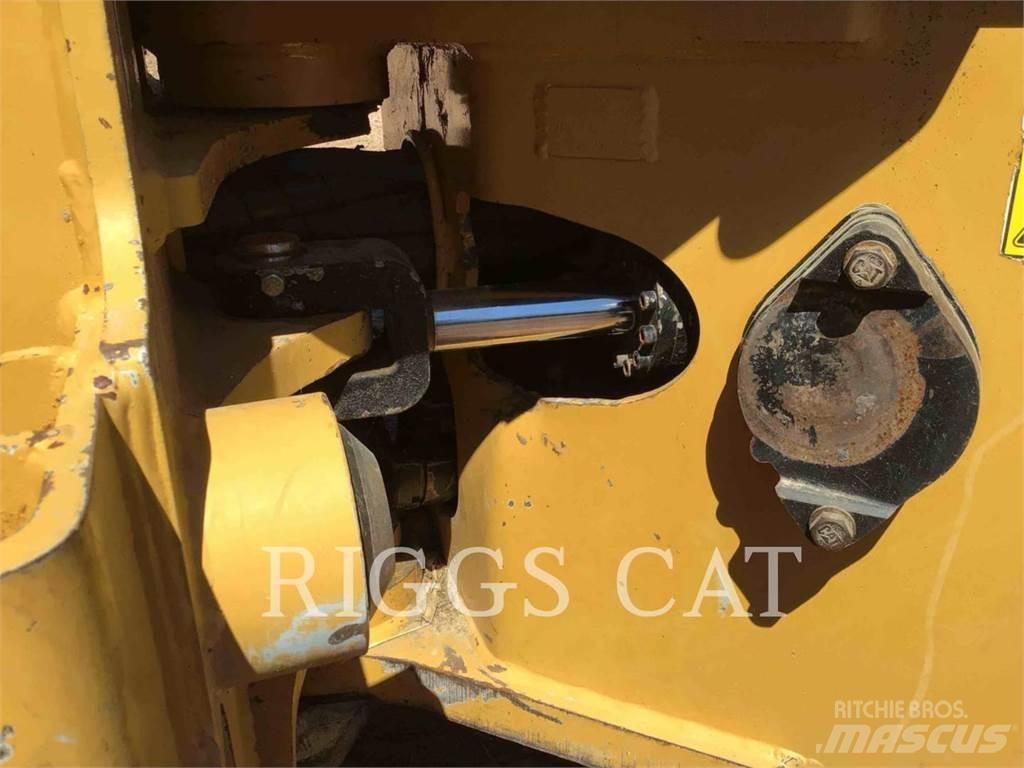 CAT 563C Stínacie harvestory