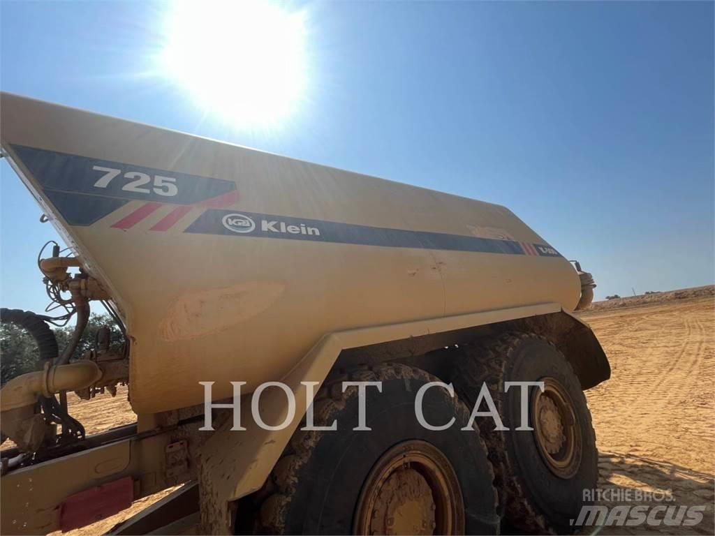 CAT 725 Kĺbové nákladné autá