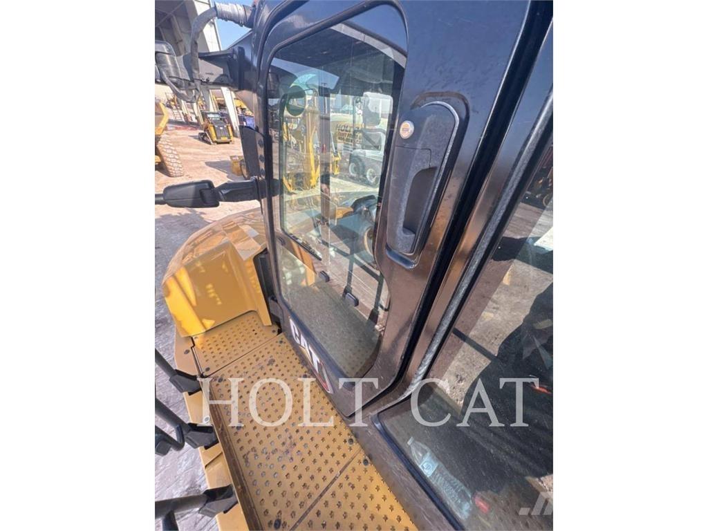 CAT 725 Kĺbové nákladné autá
