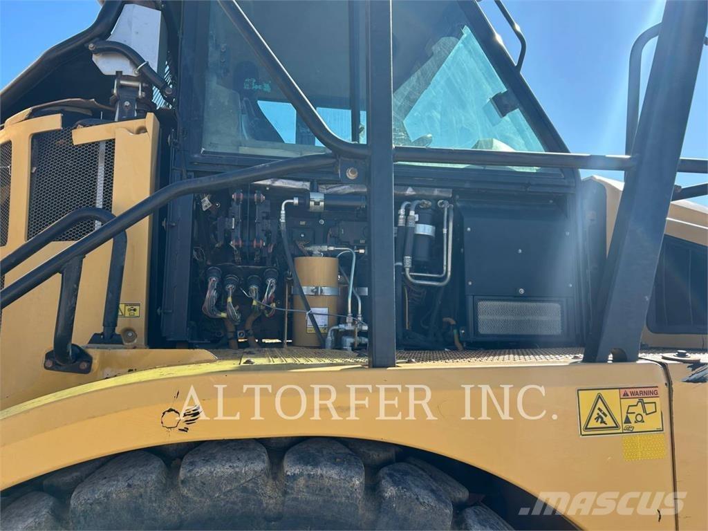 CAT 740B Kĺbové nákladné autá