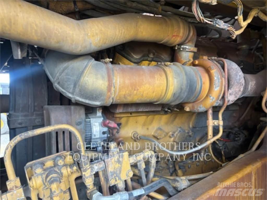 CAT 775F Cisterny na vodu