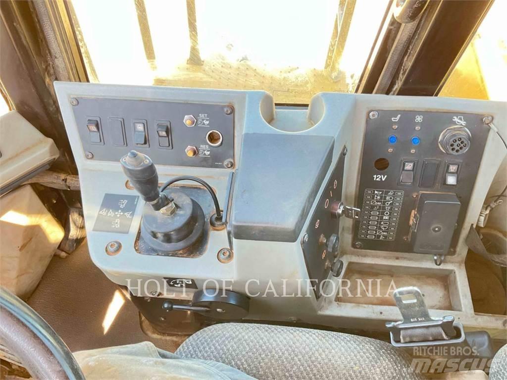 CAT 815F2 Pôdne kompaktory