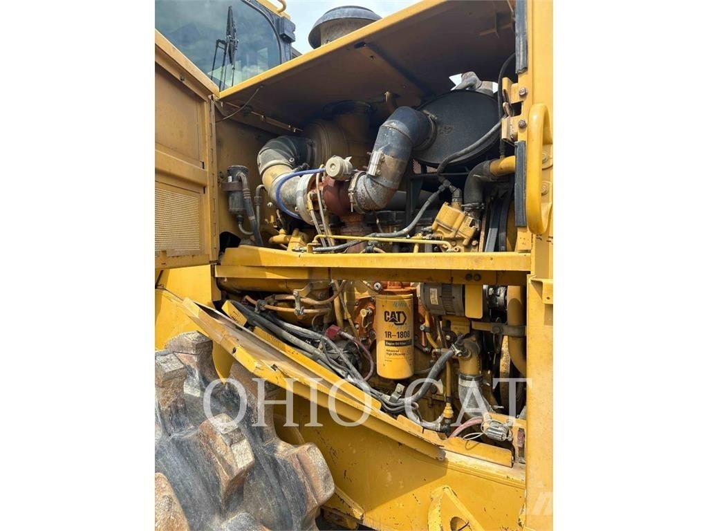 CAT 815F2 Pôdne kompaktory