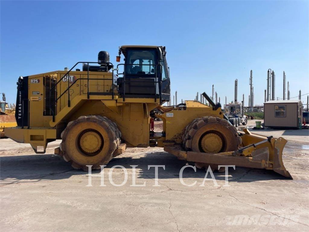 CAT 825 Pôdne kompaktory