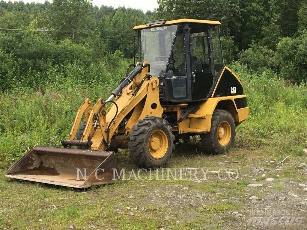 CAT 902 Kolesové nakladače