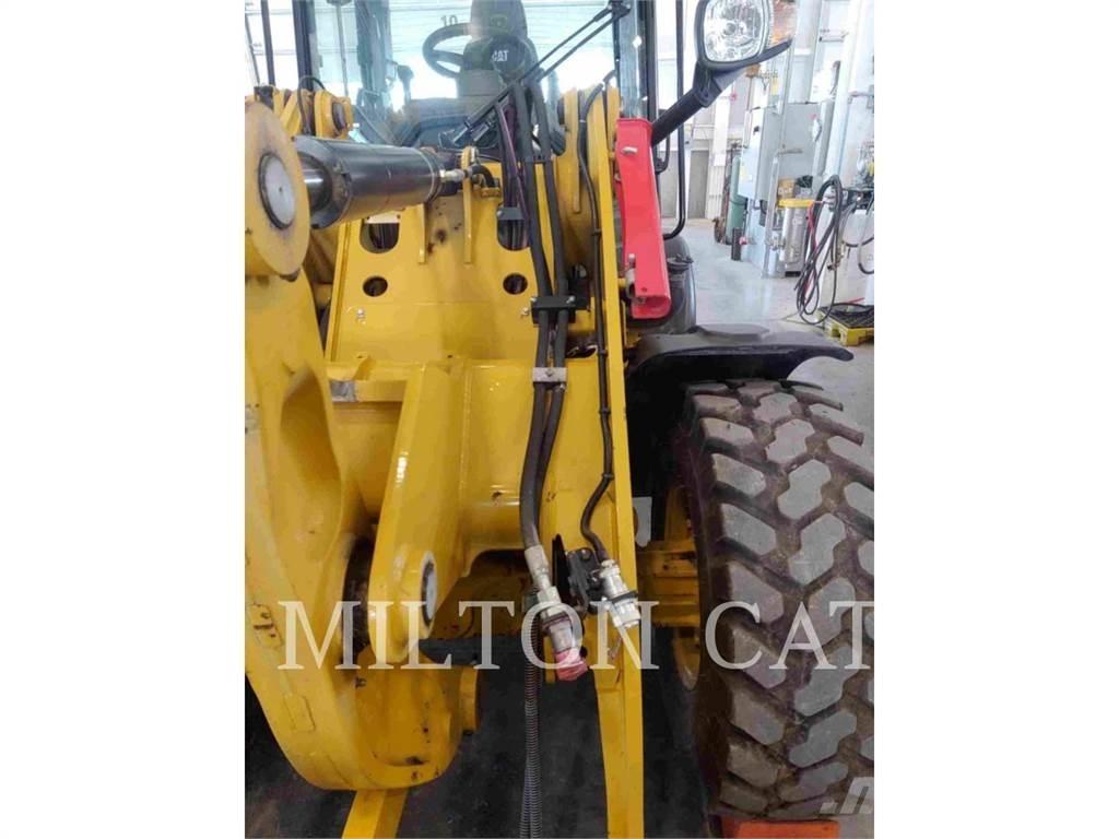 CAT 906 Kolesové nakladače