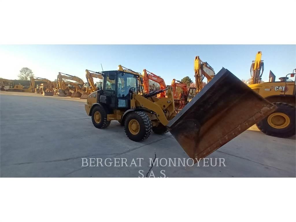 CAT 906 Kolesové nakladače