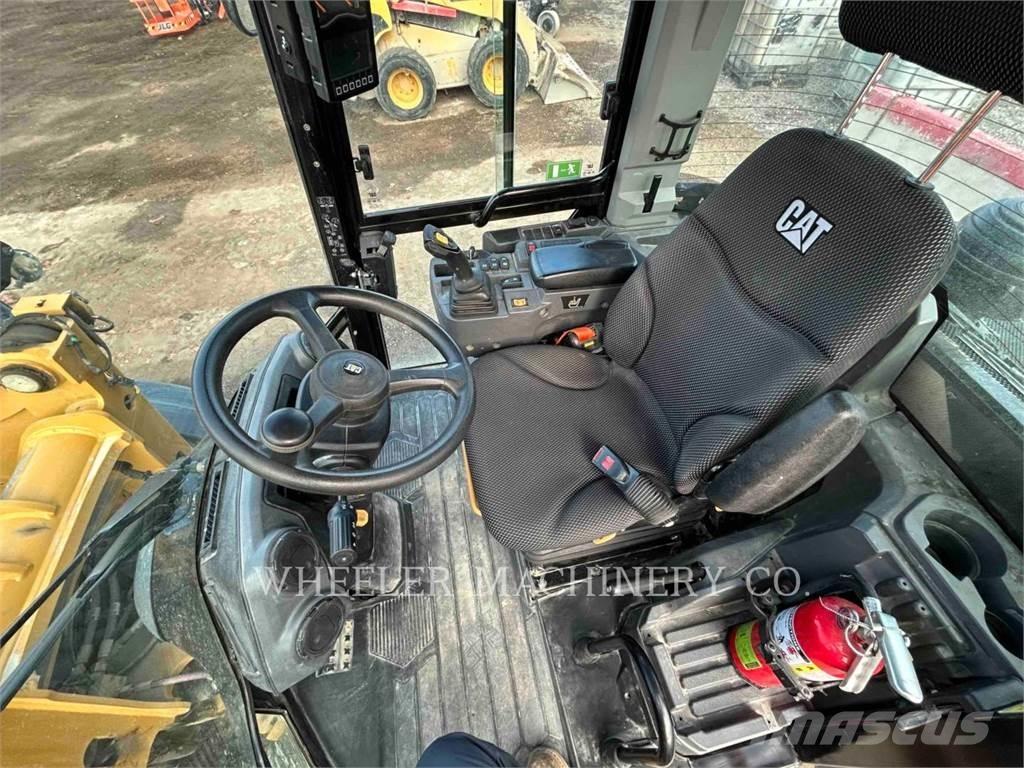 CAT 906 Kolesové nakladače