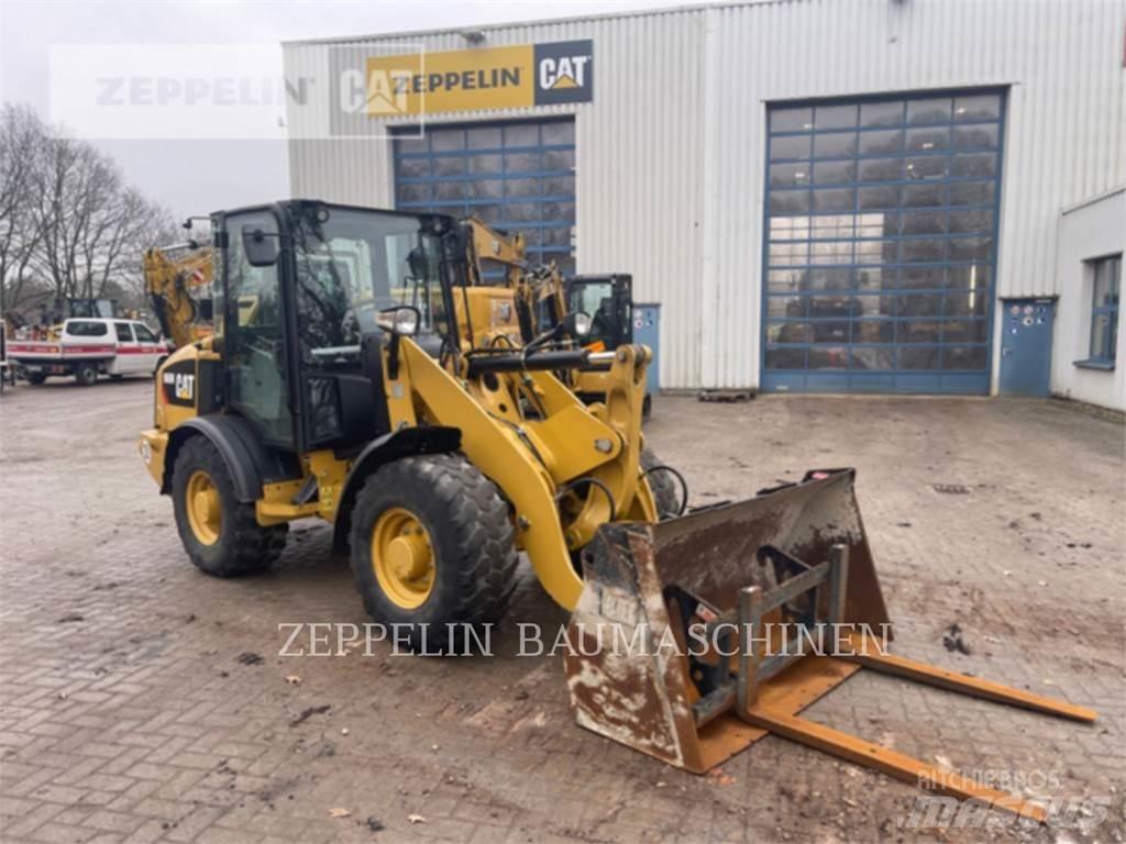 CAT 906M Kolesové nakladače