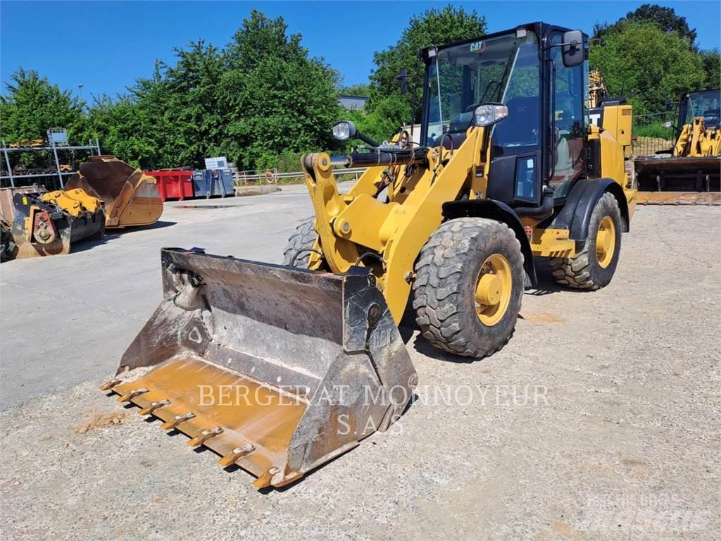 CAT 906M Kolesové nakladače