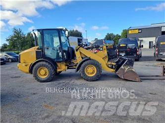 CAT 906M Kolesové nakladače