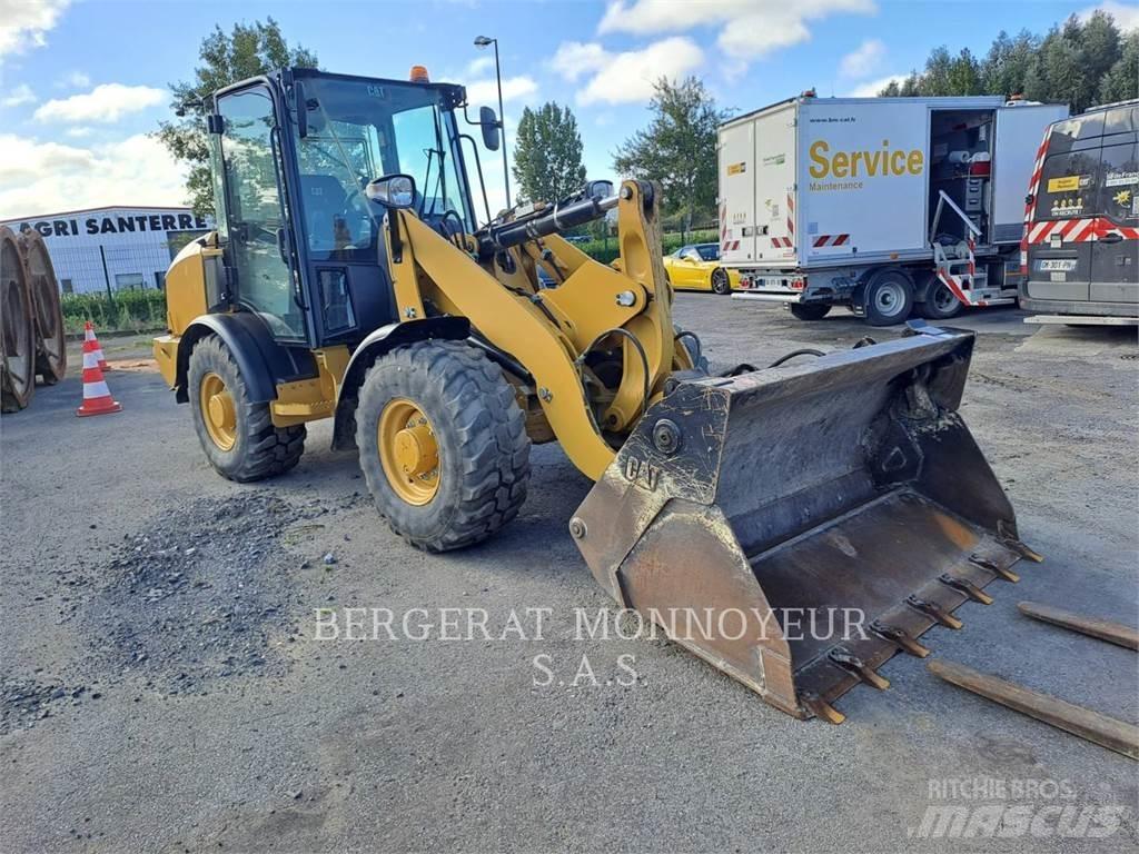 CAT 906M Kolesové nakladače