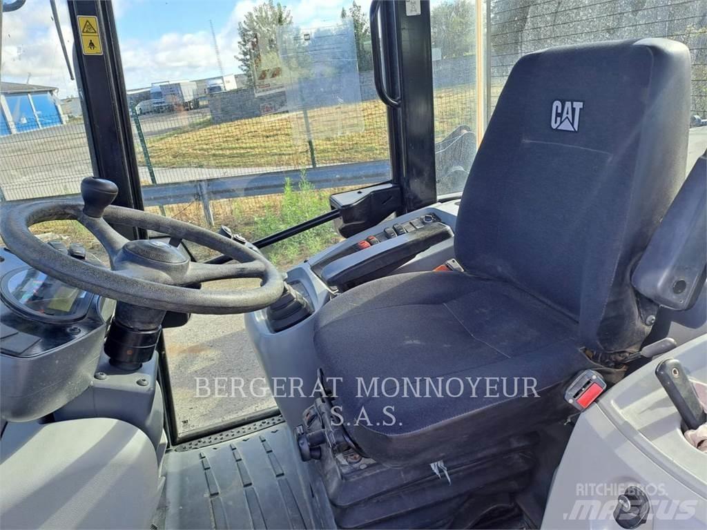 CAT 906M Kolesové nakladače
